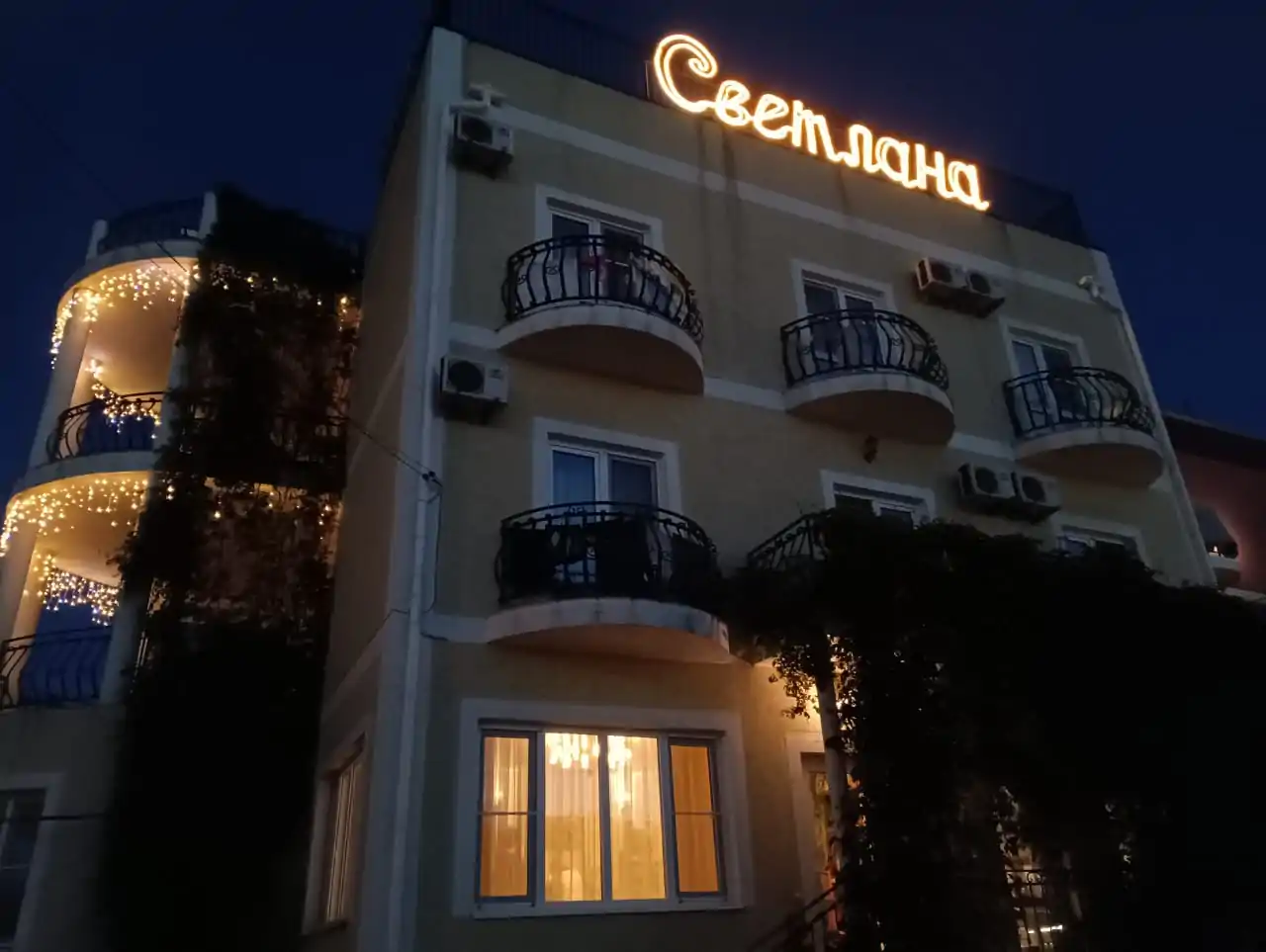 Фасад вечером Гостевой дом Светлана