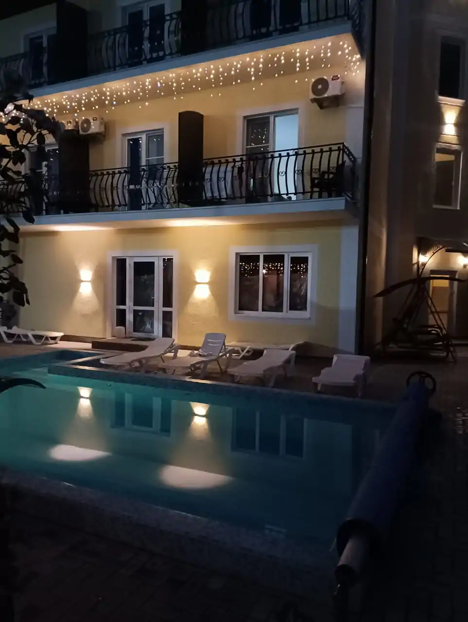 Фасад вечером Гостевой дом Светлана